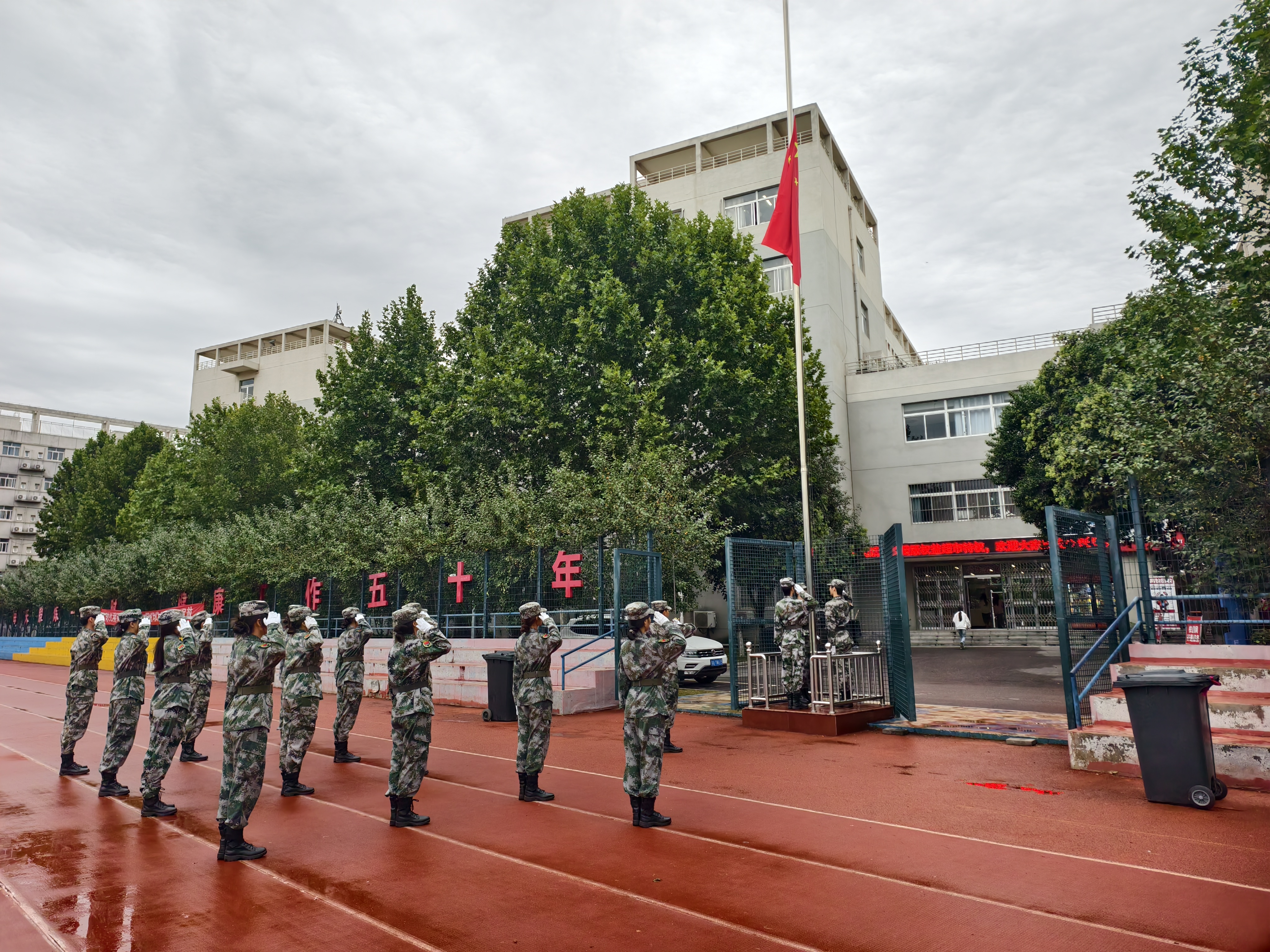 9月30日国家烈士纪念日当天,我校国护队开展烈士纪念日默哀仪式 9月30日国家烈士纪念日当天,我校国护队开展烈士纪念日默哀仪式