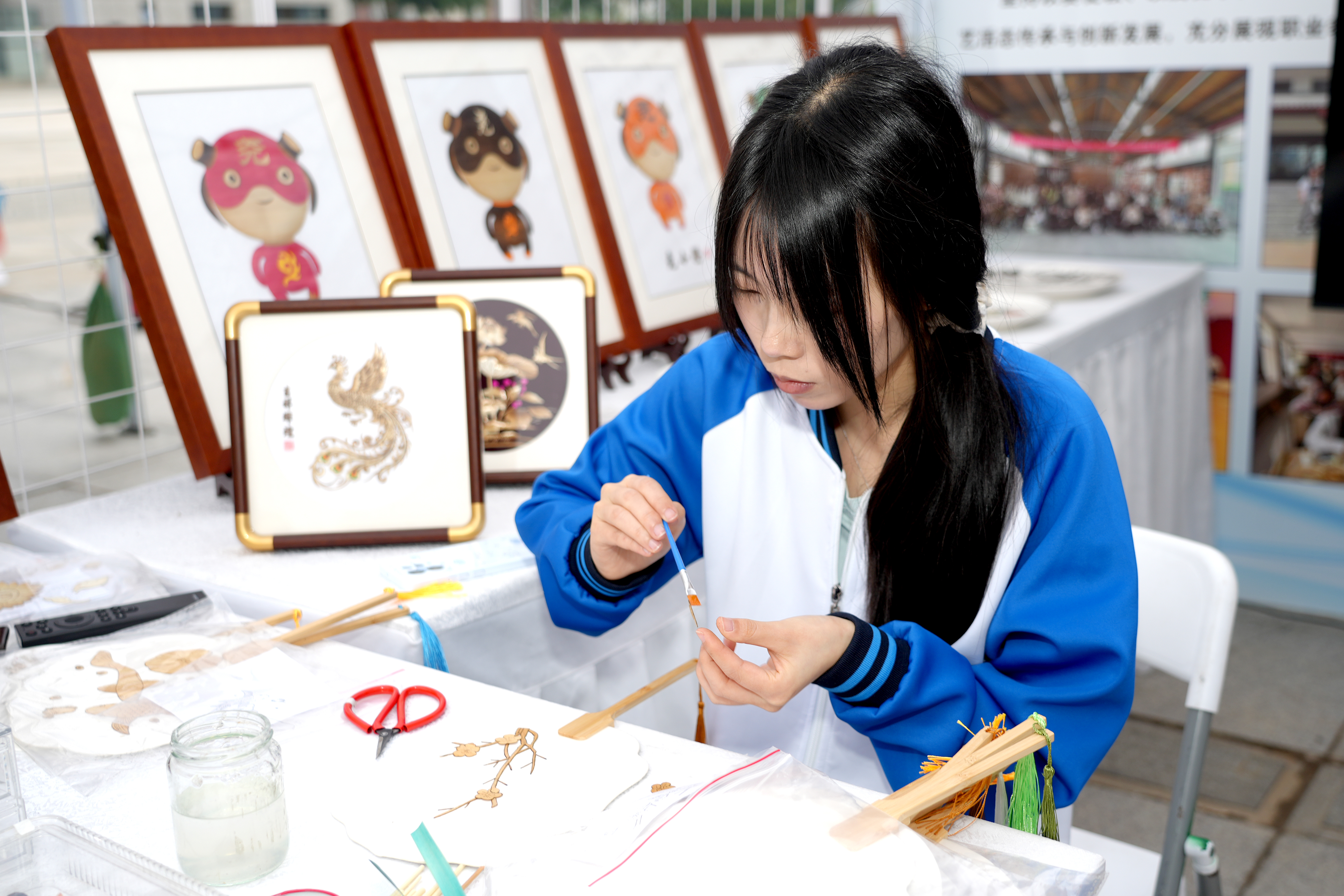 我校学生沉浸式展示麦秆画制作