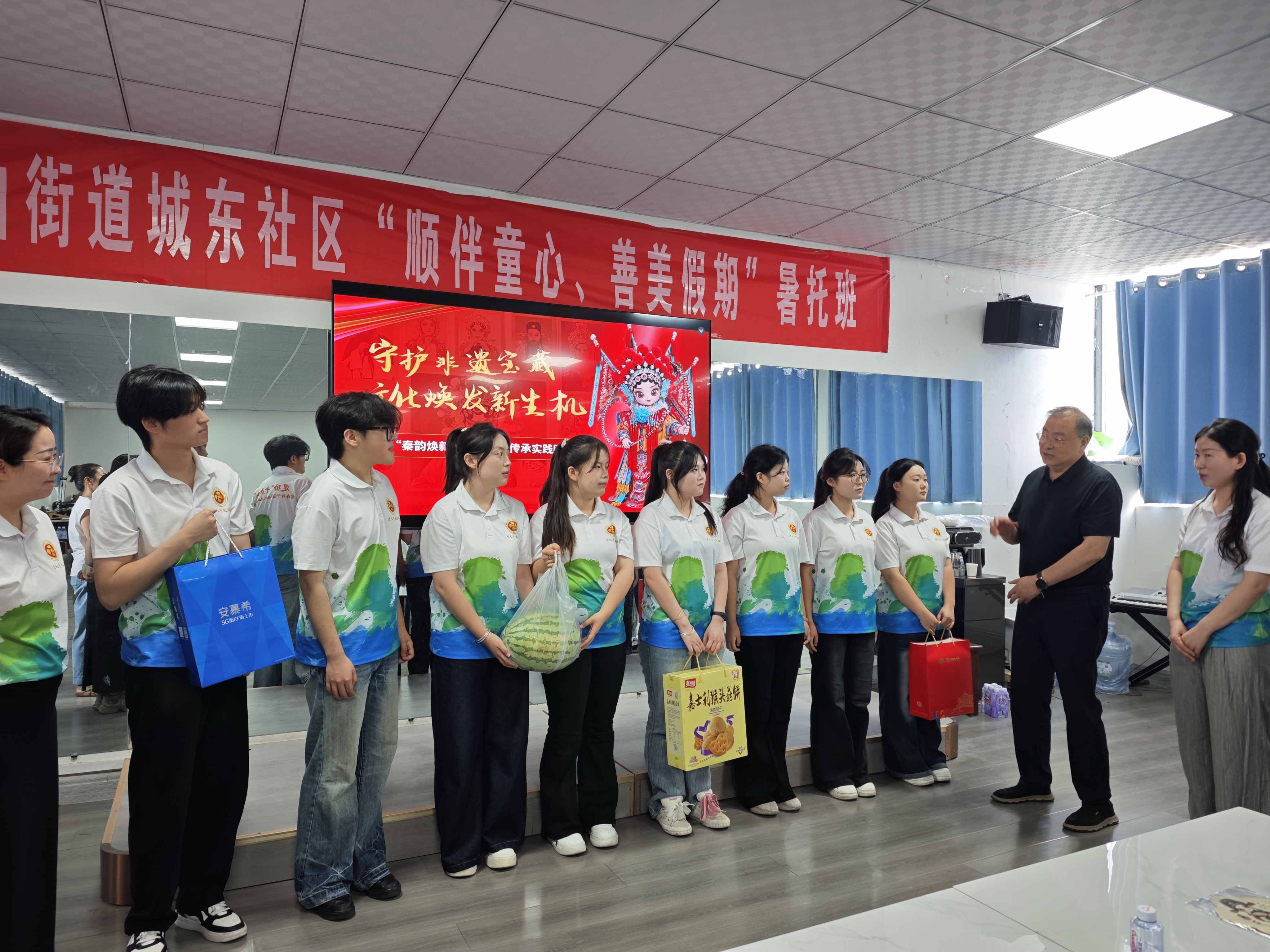 校长程书强为实践队员送上慰问品